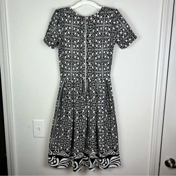 Lularoe Amelia Dress Womens size XS Flare Stretch Gorgeous White Black Pattern - Picture 6 of 9